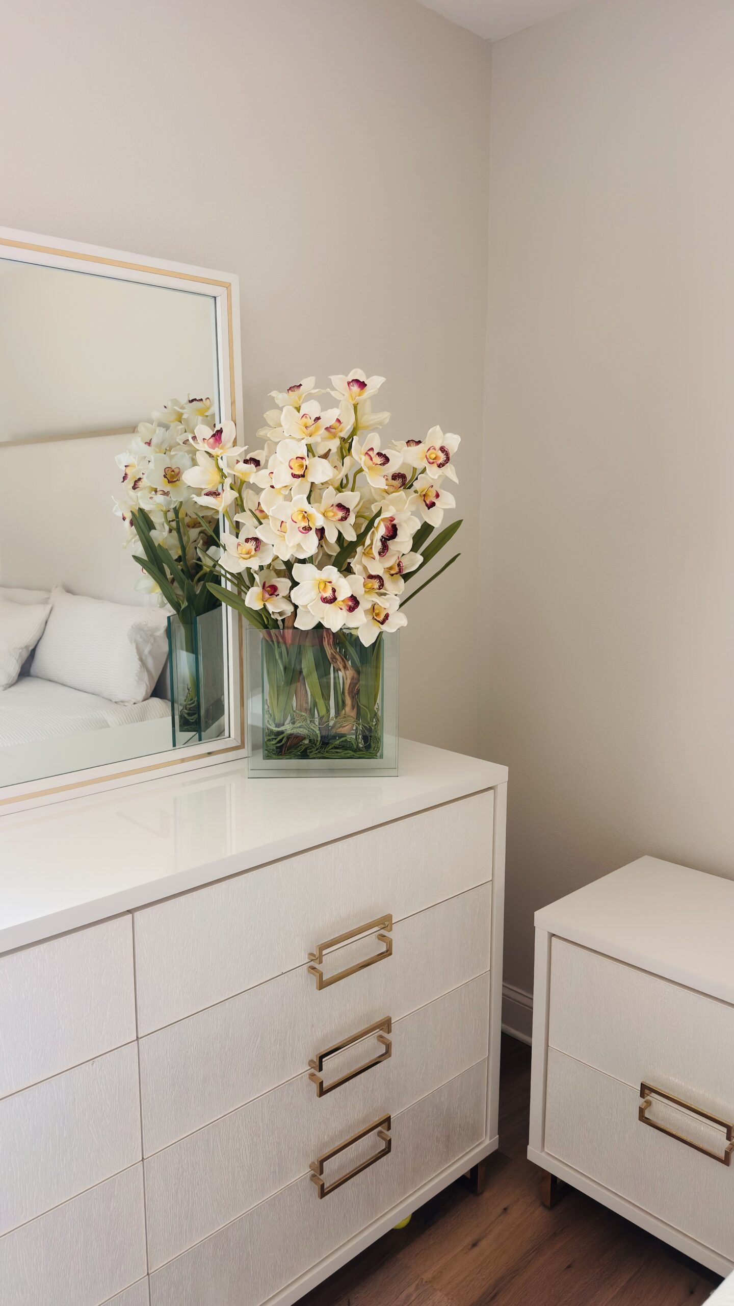 Square glass vase with orchids and natural wood - Image 2